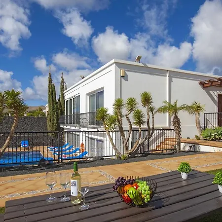 Superb Puerto Calero Casa Acentejo Dos 6 Bedrooms Pool Table Childrens Play Area Βίλα