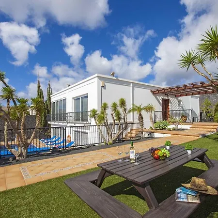 Superb Puerto Calero Casa Acentejo Dos 6 Bedrooms Pool Table Childrens Play Area Βίλα